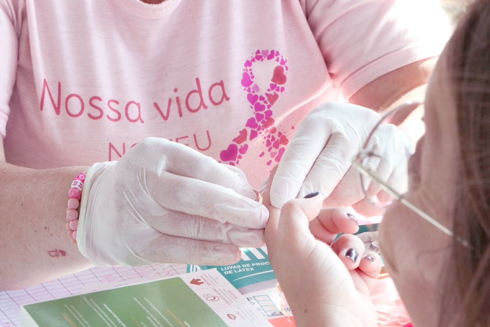 Paciente é avaliada em carreta do Hospital de Amor durante o Outubro Rosa 2023