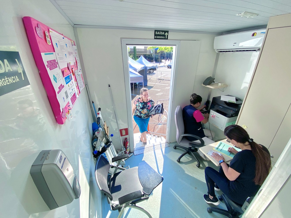Pacientes durante atendimento em carreta do Hospital do Amor, em 2023