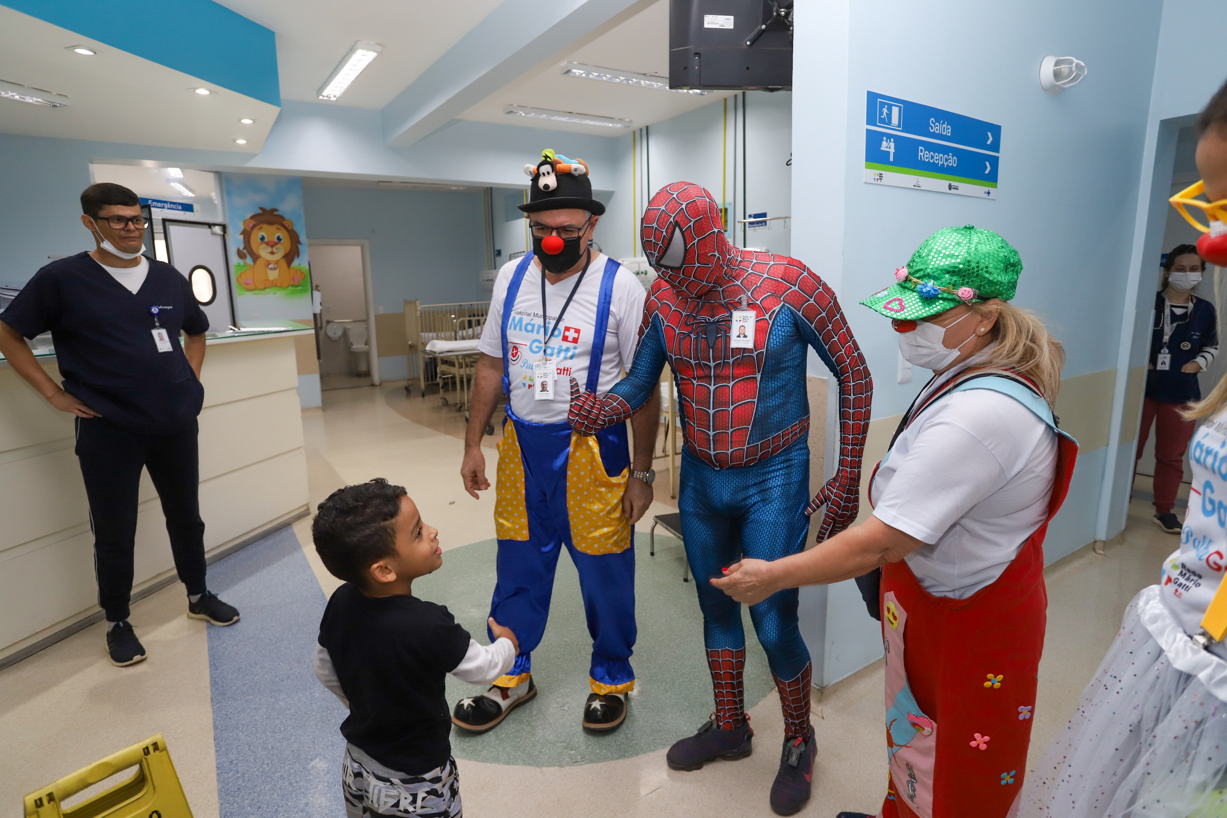 Trupe de Palhaços faz a festa das crianças no Mário Gattinho