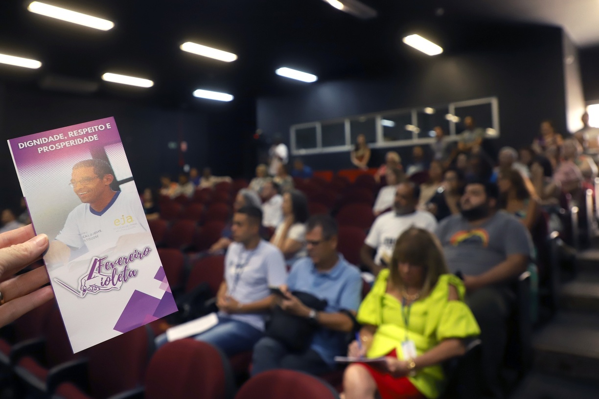 A EJA exerce uma função importante na alfabetização das pessoas que não conseguiram terminar os estudos