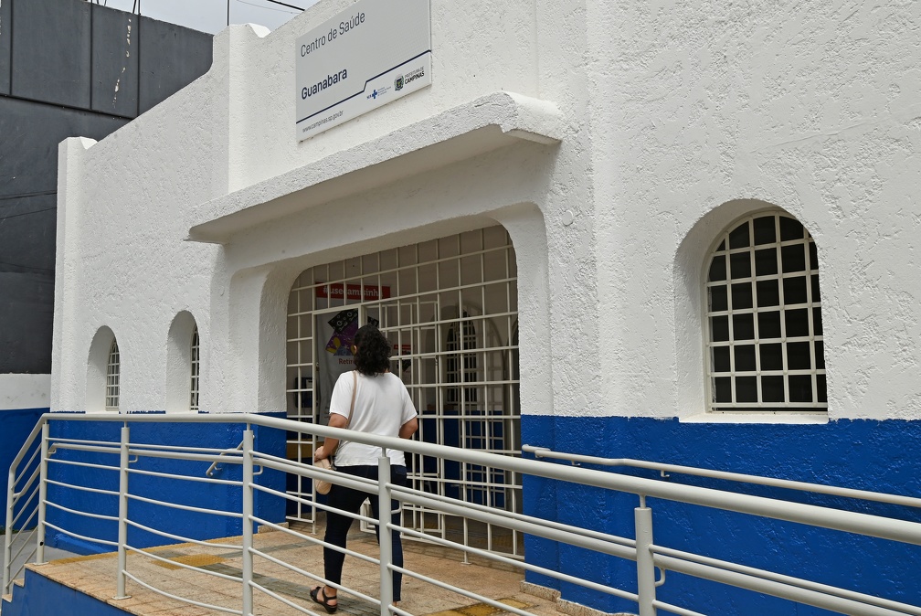 Paciente em frente ao CS Guanabara, em Campinas