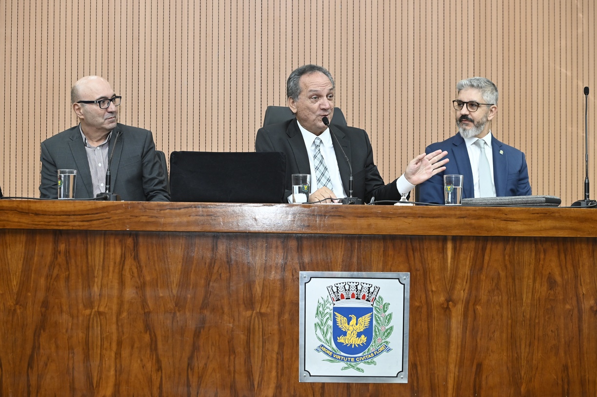 Prefeito Dário Saadi; presidente da Câmara, Luiz Rossini; e secretário de Justiça, Peter Panutto: evento é fruto de parceria do executivo e legislativo