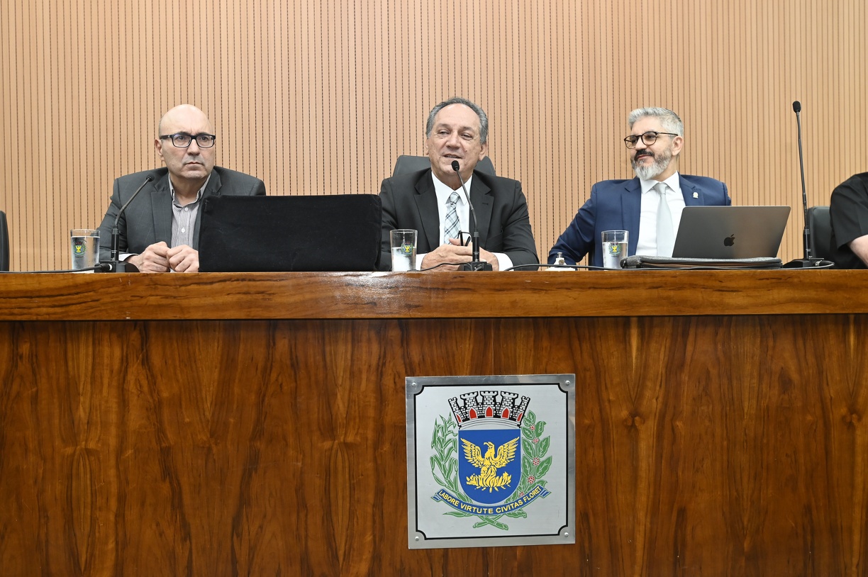 Prefeito Dário Saadi; presidente da Câmara, Luiz Rossini; e secretário de Justiça, Peter Panutto