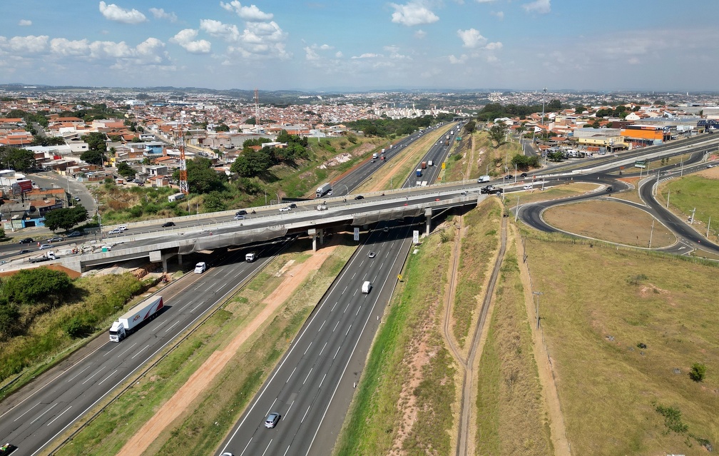 Bandeirantes está entre as rodovias que cruzam a cidade