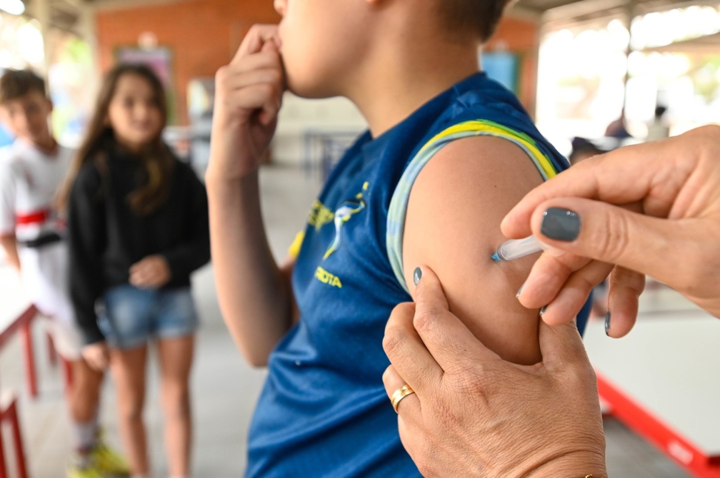 Criança recebe dose de vacina durante ação da Saúde de Campinas