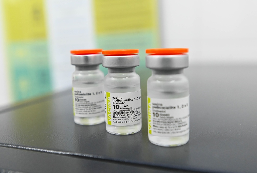 Vacina contra pólio faz parte do calendário de rotina para crianças de até 1 ano