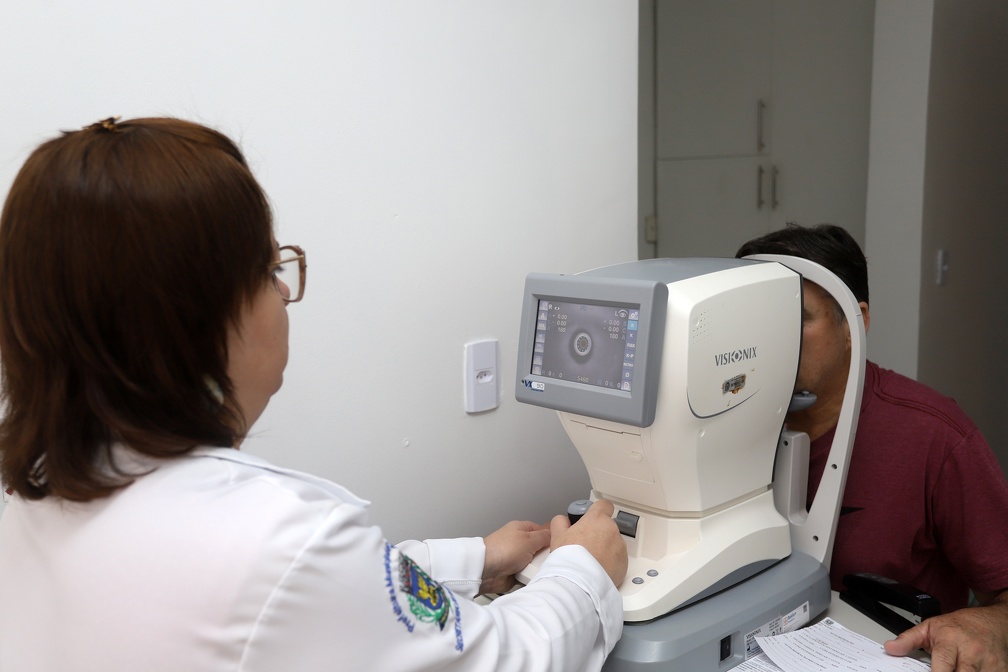 Paciente durante atendimento oftalmológico no CEEM
