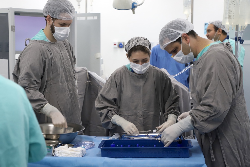 Profissionais da saúde durante cirurgia no Hospital Mário Gatti, em Campinas