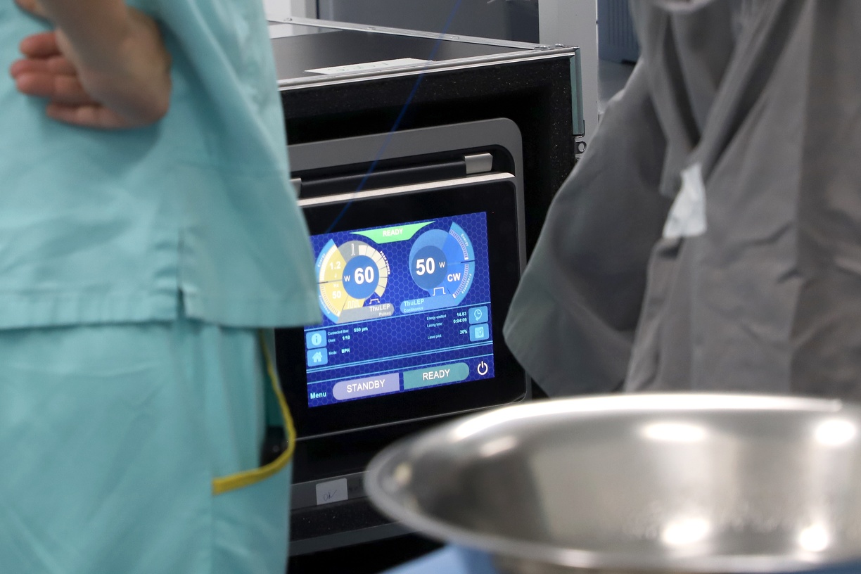 Intervenção é feita com o auxílio de uma câmera