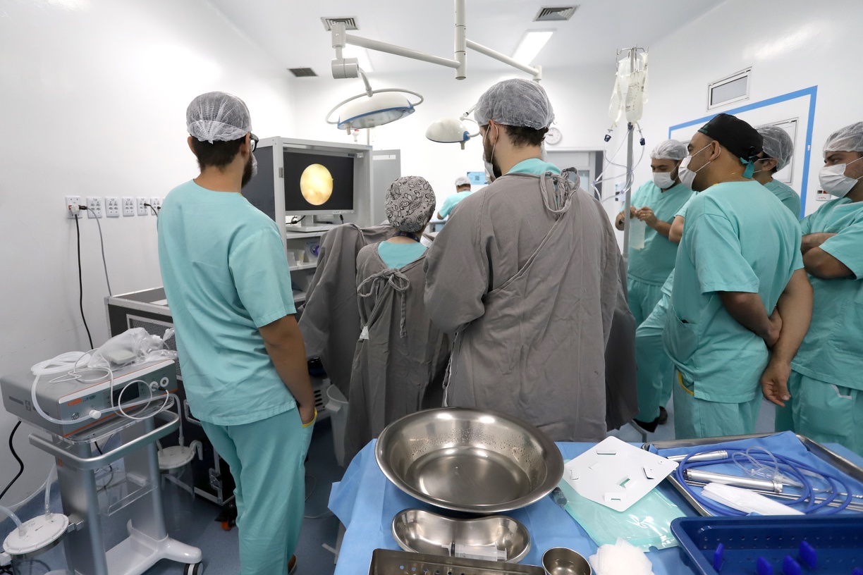 Equipe médica durante a realização do procedimento 