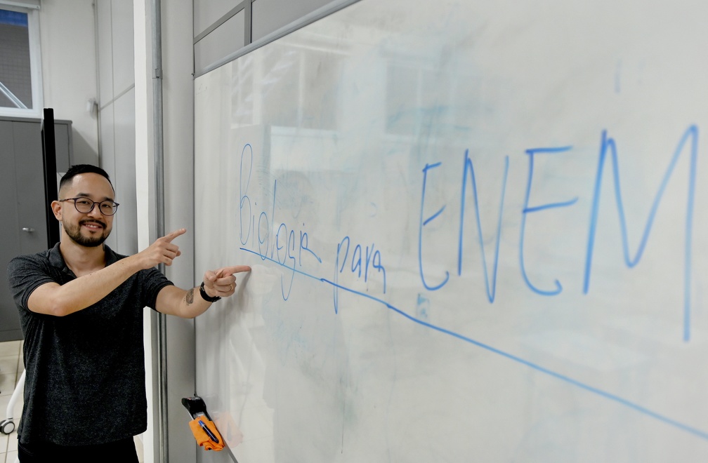 Bruno Kagawa deu aula de biologia para a estudante 