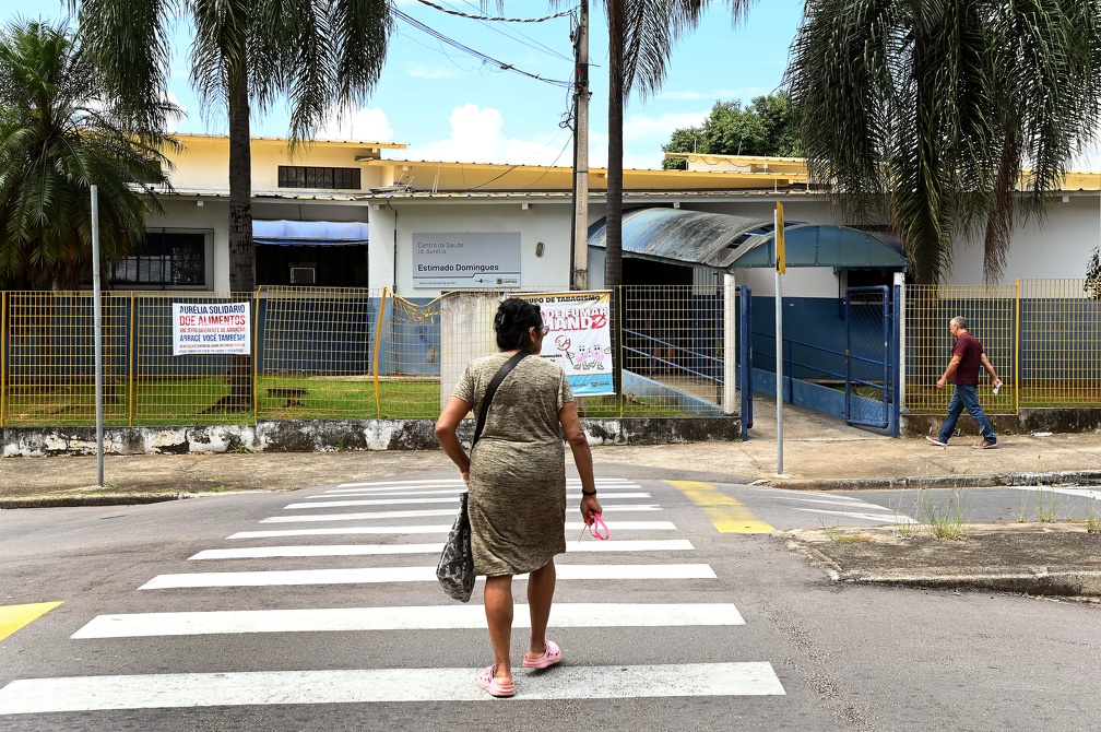 Paciente caminha por faixa para acessar o CS Aurélia, em Campinas
