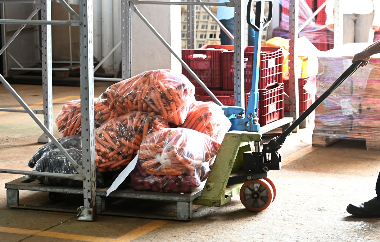 Funcionário leva carrinho com alimentos que serão doados