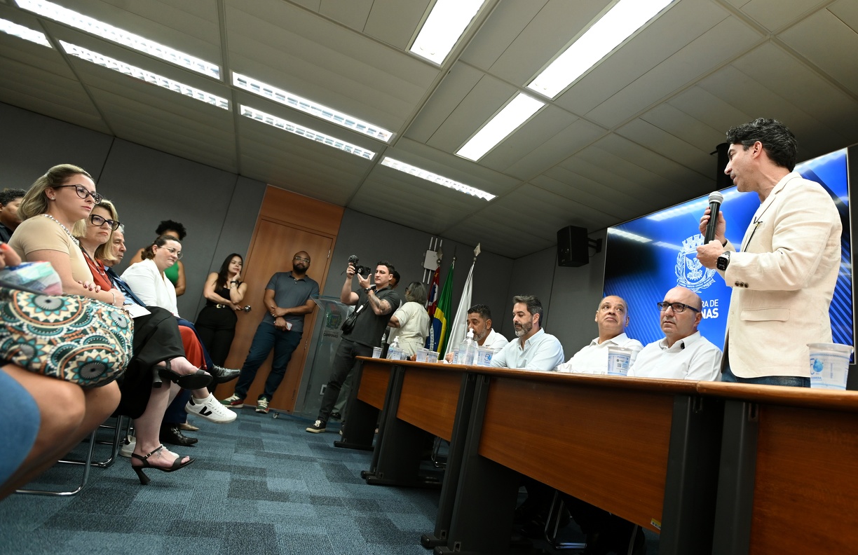 Durante o evento, aberto ao público, os novos membros assinaram o termo de posse