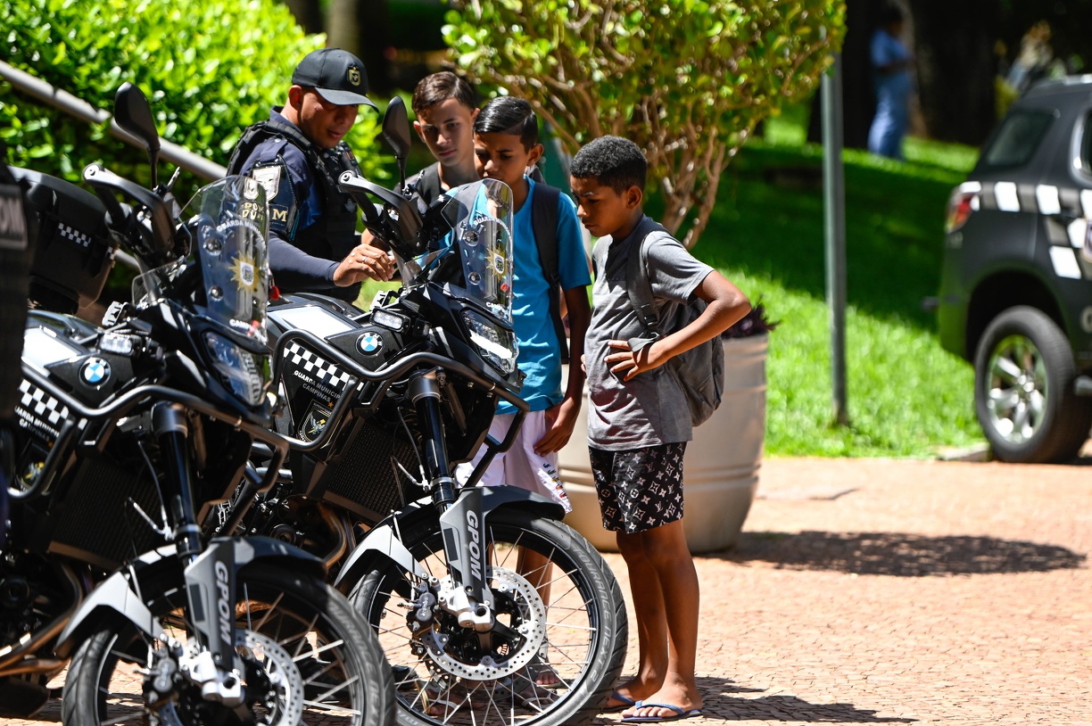 Crianças conheceram as novas motos da GM durante evento no arruamento do Paço 