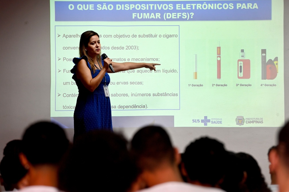 Vivian Nunes durante palestra sobre perigos do cigarro eletrônico