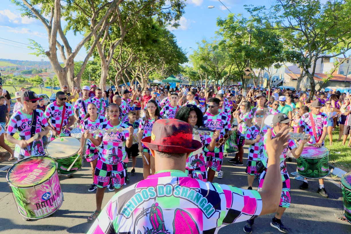 Muita música e animação com as baterias dos blocos