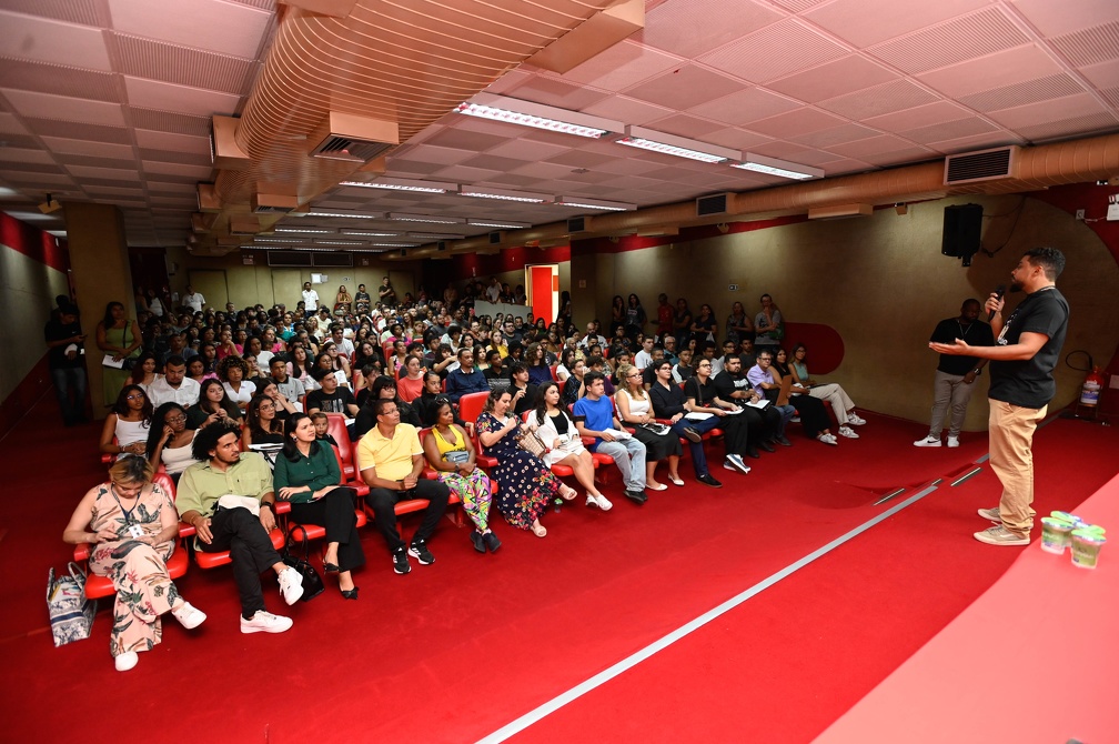 Jovens reunidos no Salão Vermelho para o início de uma nova turma do Juventude 