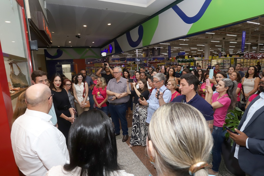 Público lotou a entrada da loja na inauguração 