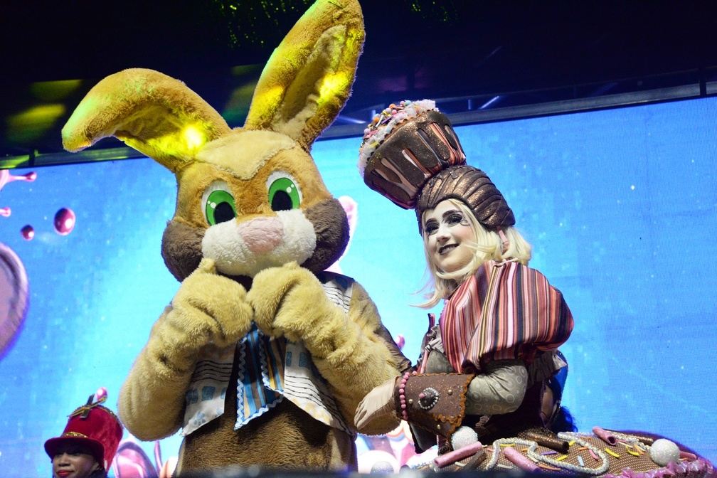 Personagens animam crianças e adultos durante as apresentações 