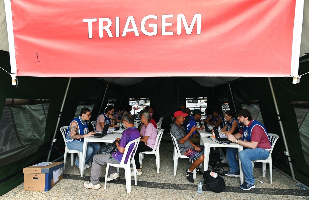 Dezenas de serviços gratuitos foram oferecidos na ação voltada a pessoas em situação de rua 