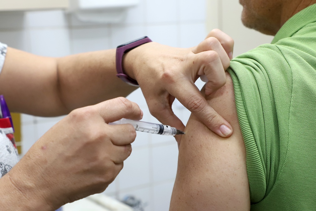 A vacina protege contra as gripes A (H1N1 e H3N2) e B