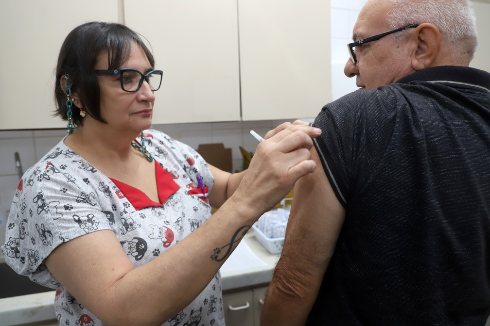 Paciente recebe vacina contra gripe em CS de Campinas
