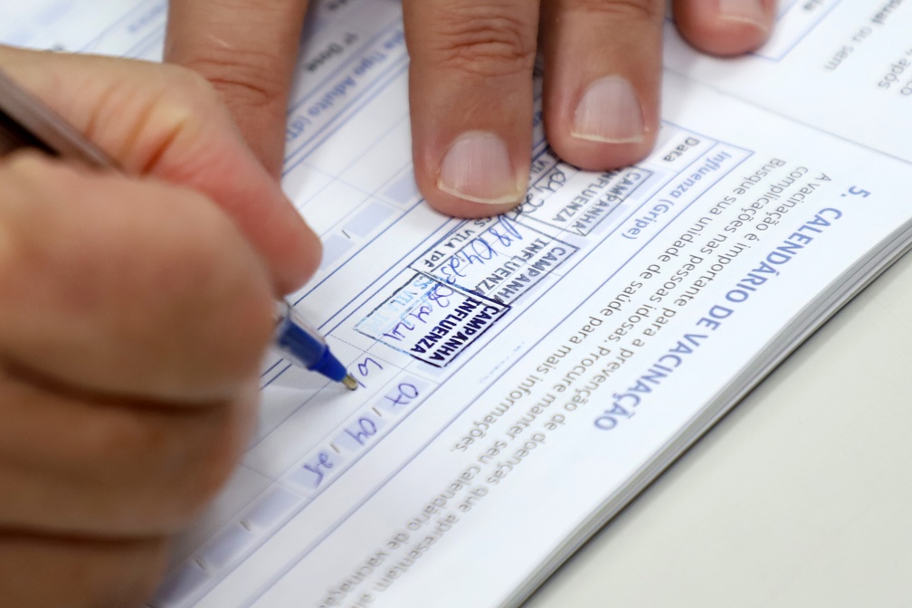 Vacina contra gripe é recomendada para todas as pessoas a partir de 6 meses