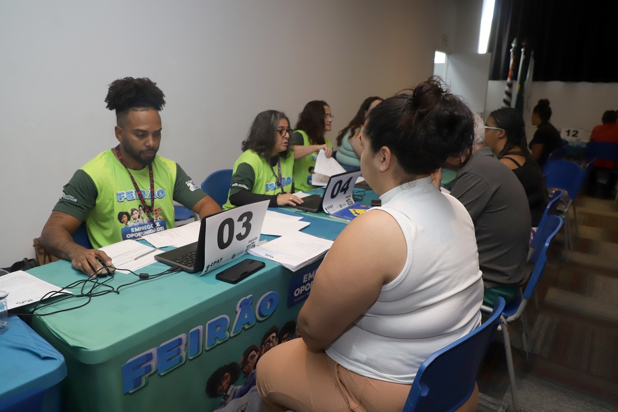Interessados nas vagas foram triados pelos funcionários da Secretaria 