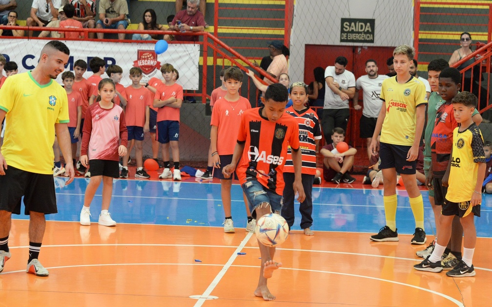 Não importa o bairro, o sexo, a idade ou o troféu em disputa: o futebol tem potencial para promover empolgação coletiva