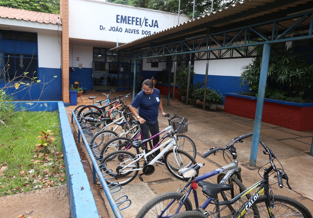 A zeladora da escola João Alves dos Santos, Maria do Carmo