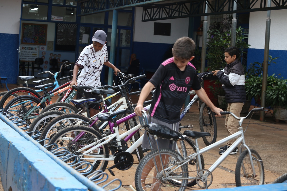 Bike virou companheira de trajeto dos alunos 