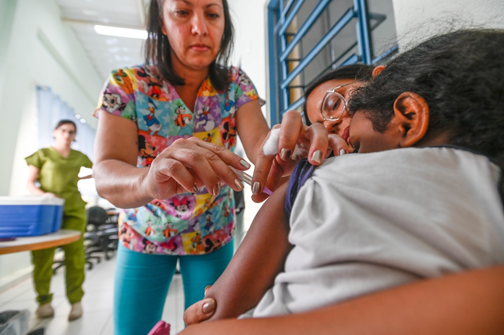Crianças de 6 meses a menores de 6 anos fazem parte do público-alvo da estratégia de vacinação