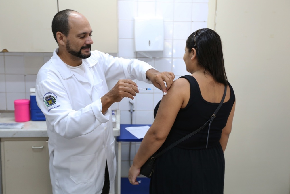 Moradora recebe vacina em CS durante Dia D em Campinas
