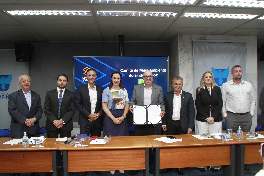 Prefeito Dário Saadi segura termo de cooperação entre Prefeitura e SindusCon para implantação da CECarbon