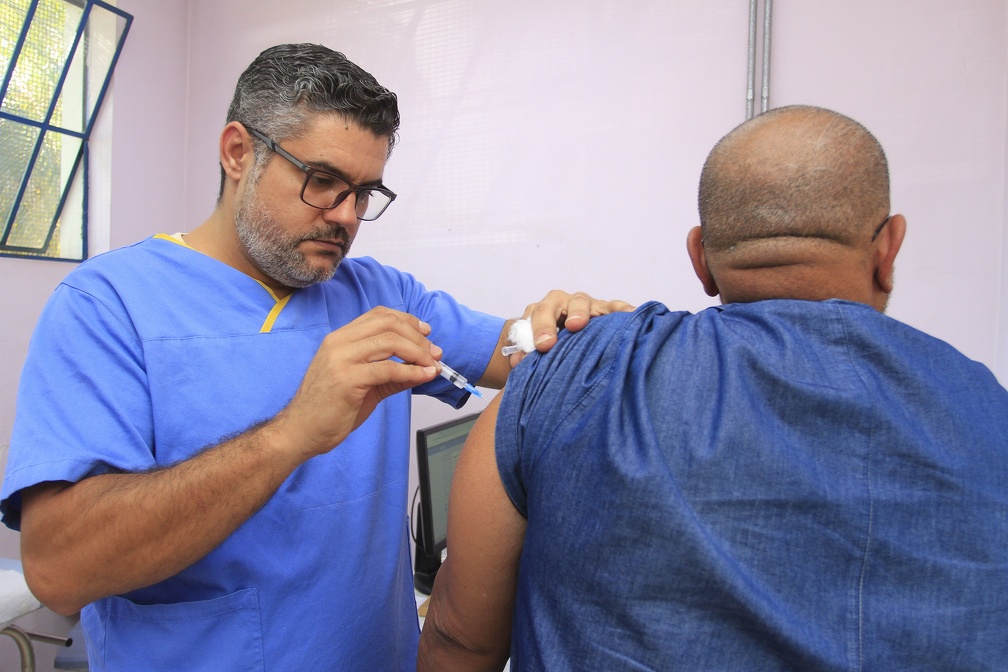Paciente recebe dose de vacina contra gripe em CS de Campinas