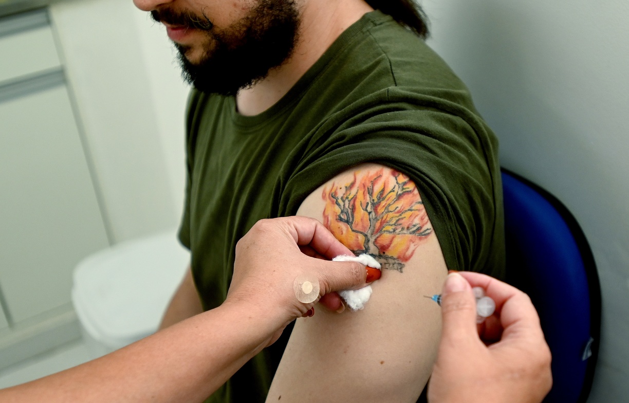 Paciente recebe vacina contra gripe em centro de saúde de Campinas