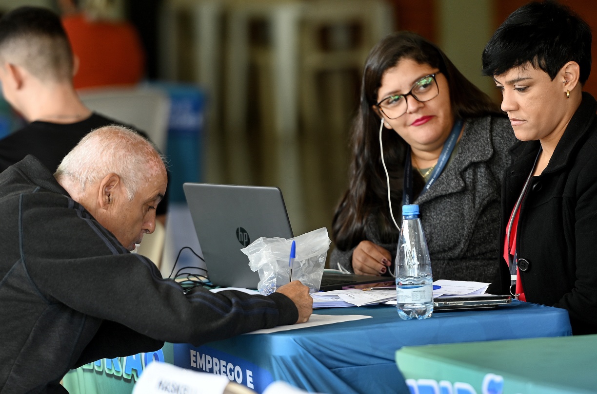 Dezessete empresas vão fazer entrevistas no próprio local 