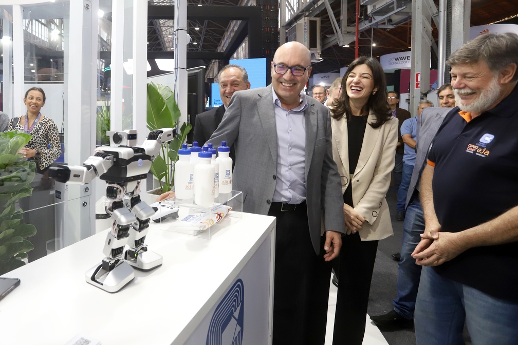 Prefeito Dário confere o robô: educação mais moderna, acessível e interativa