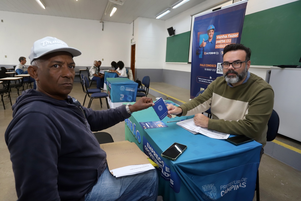 Feirão facilita o contato entre os trabalhadores e as empresas com vagas: na foto, o sr. Francisco e o recrutador Everton