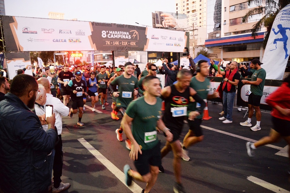 Participantes da 8ª Maratona de Campinas, em julho de 2025