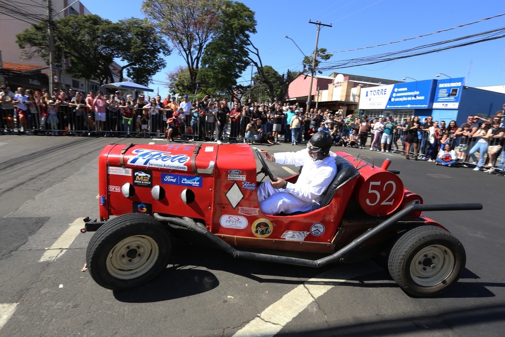 Evento reúne carros históricos e veículos de competição na Torre do Castelo