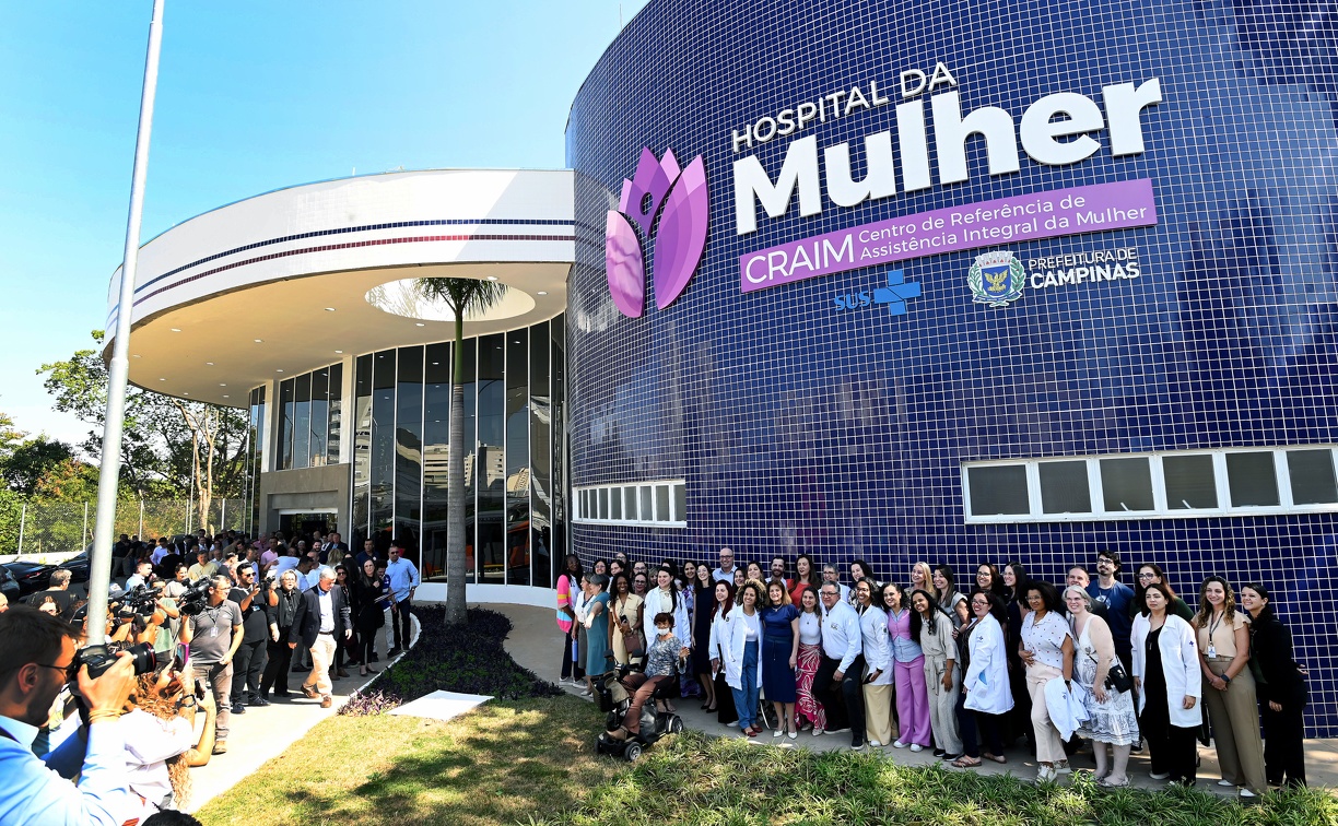 Prefeito Dário Saadi e servidores durante entrega de obras do Hospital da Mulher