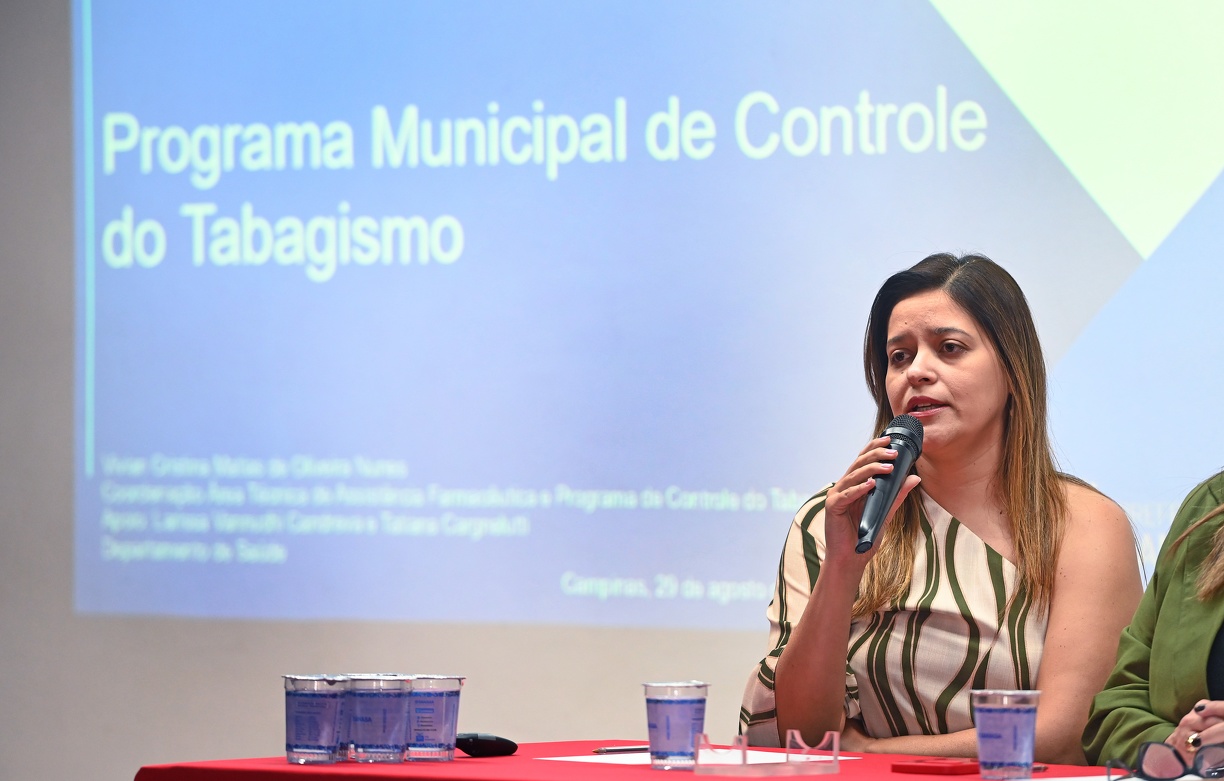 Vivian Nunes durante apresentação sobre o Programa de Controle do Tabagismo