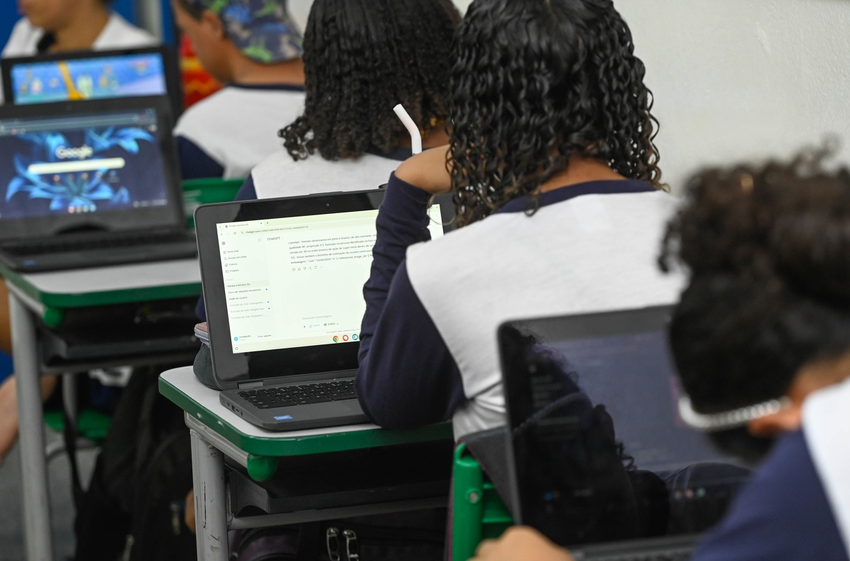 Estudantes da rede municipal de Campinas usando computadores durante atividade em escola