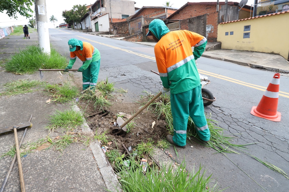 Além da orientação dos moradores, é feita a limpeza e desobstrução de bocas de lobo nos bairros