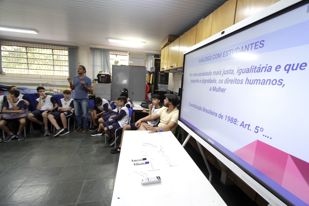 Estudantes durante debate na Emef Padre Domingos Zatti, em Campinas