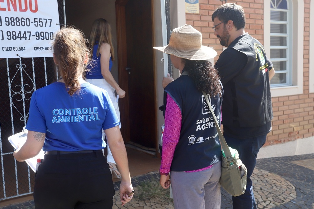 Imóveis fechados sem manutenção regular podem ser pontos de risco para a proliferação do Aedes aegypt