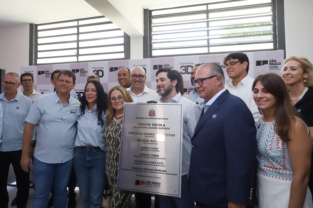 Autoridades durante entrega de obras do CEI no Jardim Telesp