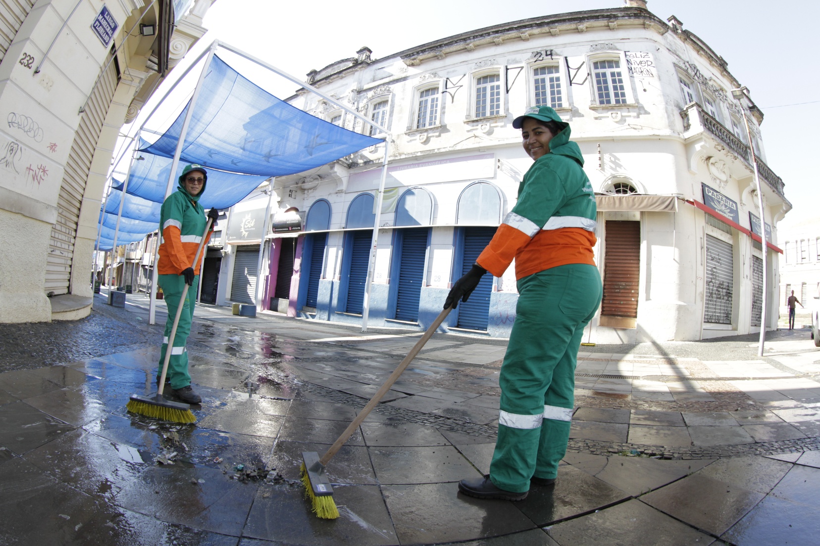 Ao todo, 165 profissionais atuam no mutirão que começou com lavagem completa da rua 13 de maio 